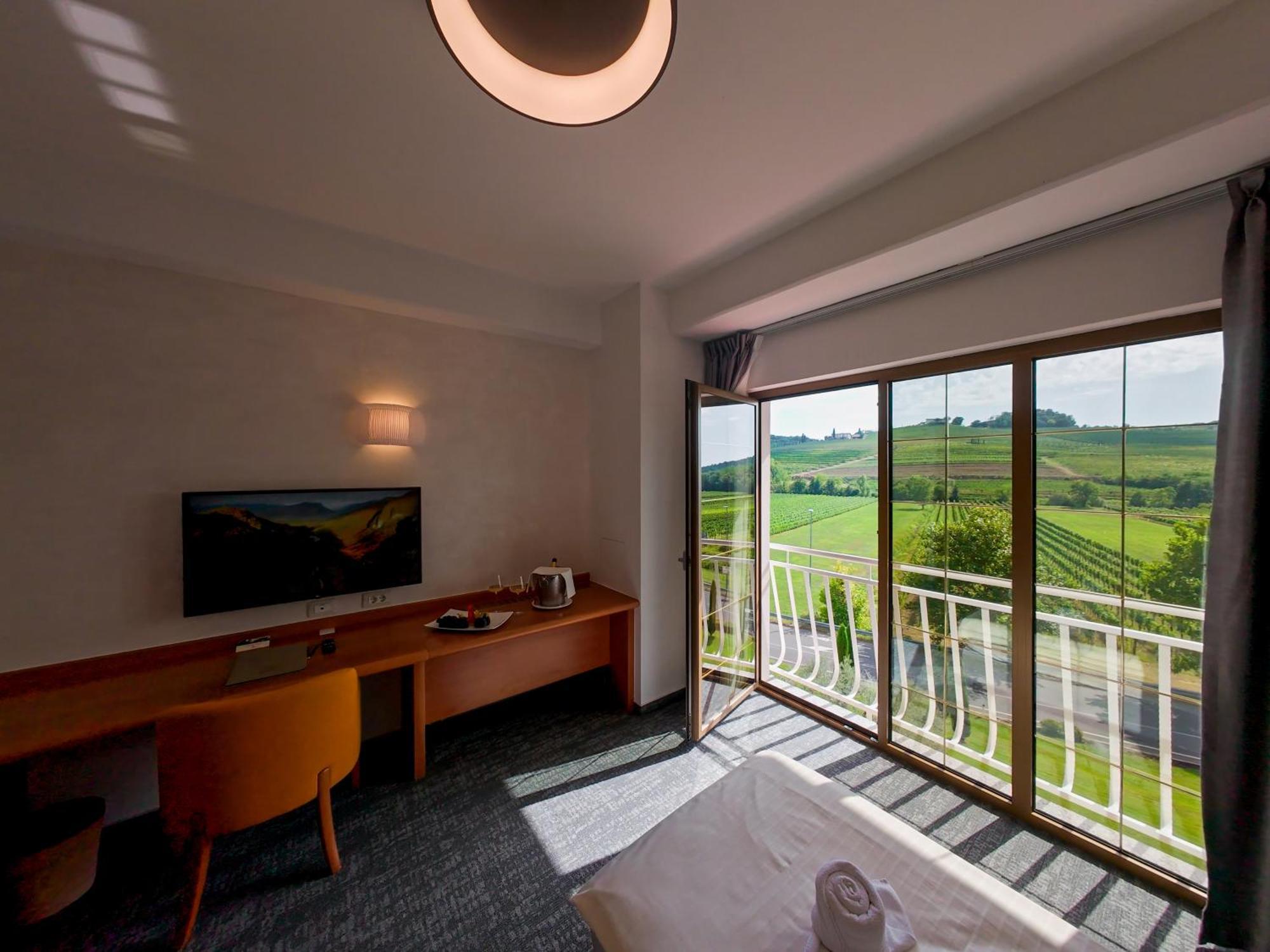 Hotel Venko Dobrovo Bagian luar foto